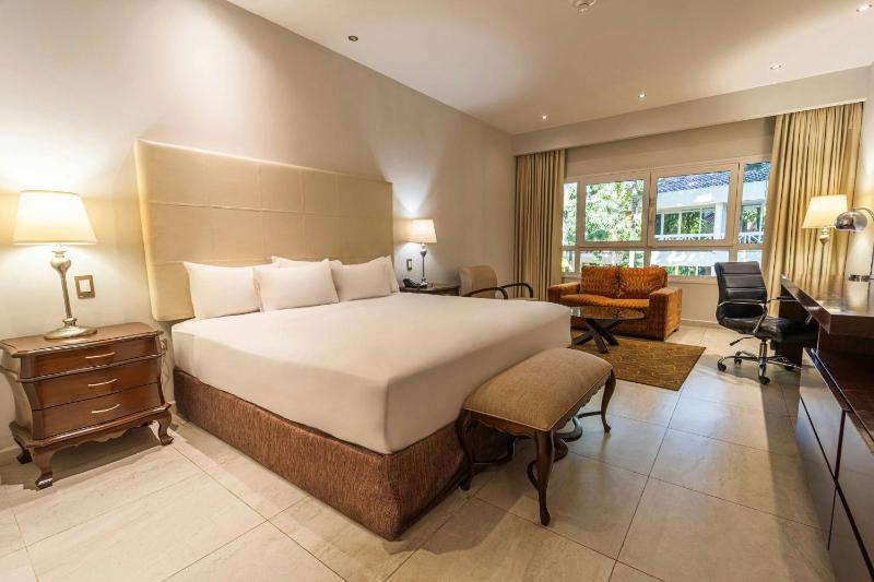 Executive King Room - Club Lounge Access image 1