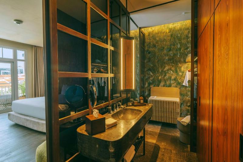 King Room with Pool View - Club Lounge Access image 2