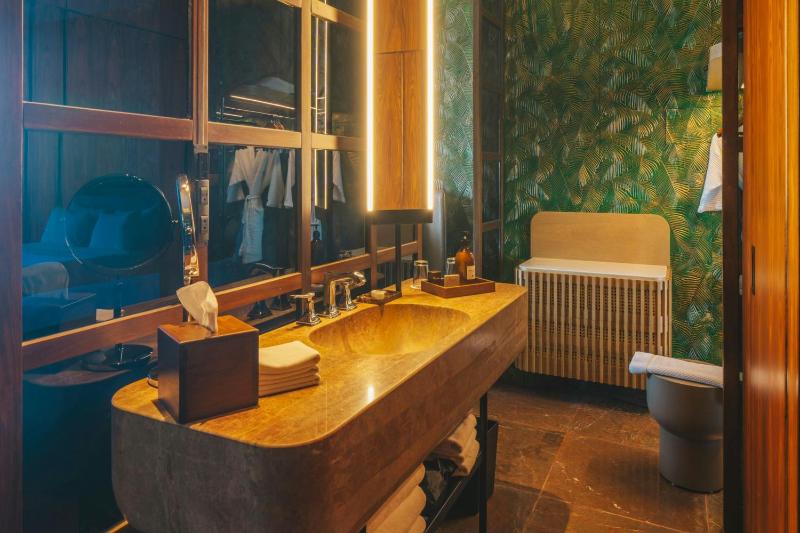 Queen Room with Pool View - Club Lounge Access image 2