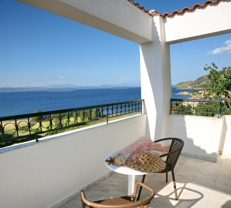Standard Twin Room with Sea View image 3
