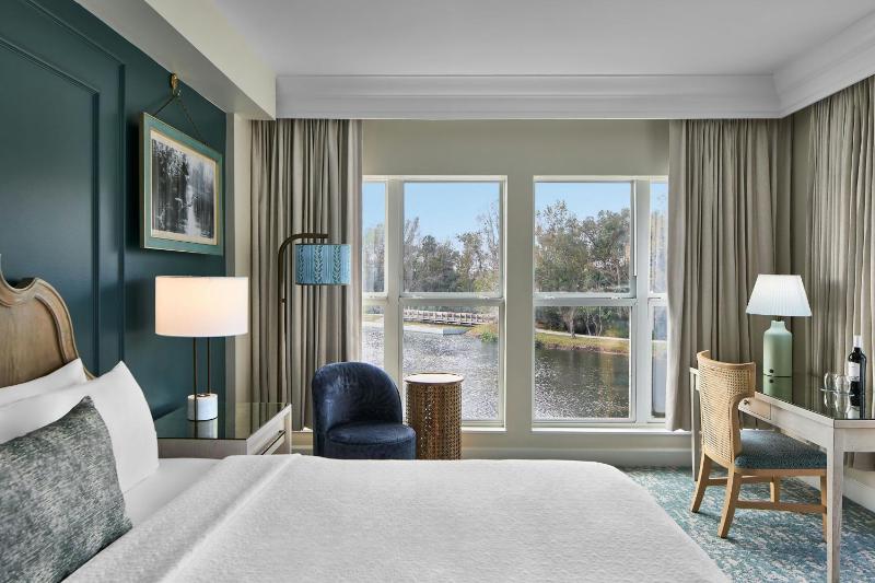 1 Bedroom Suite, 1 King, Sofa bed image 1