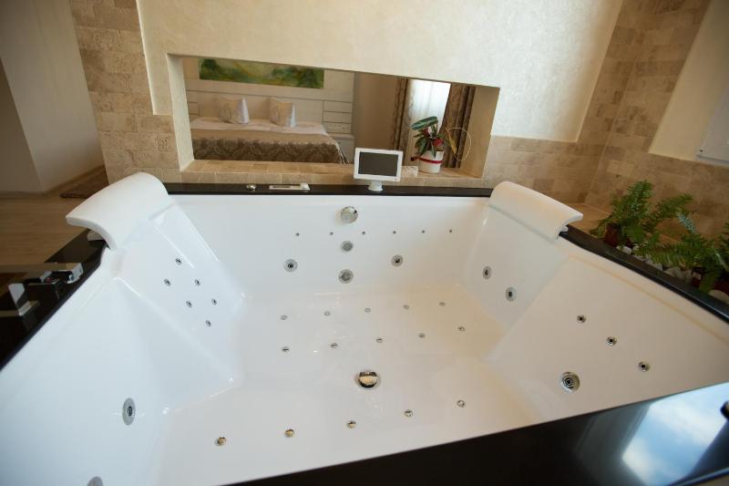 King Room with Whirlpool image 4