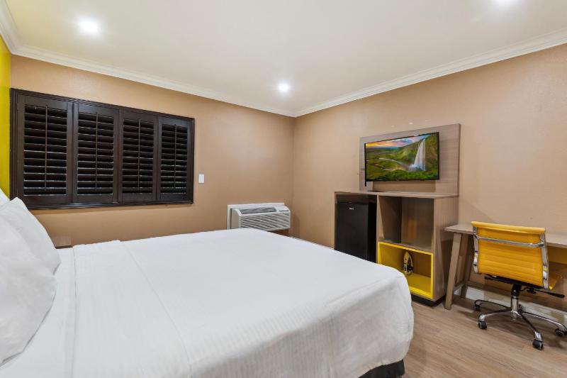 Standard King Room image 4