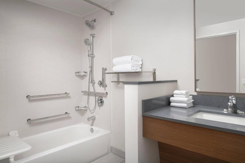 Queen Room with Two Queen Beds - Hearing Accessible image 3