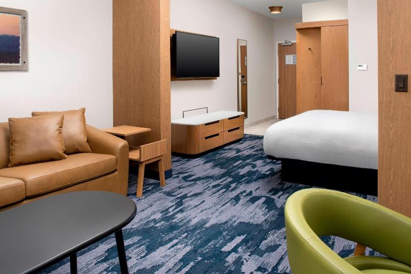 Suite, 1 King, Sofa bed image 3