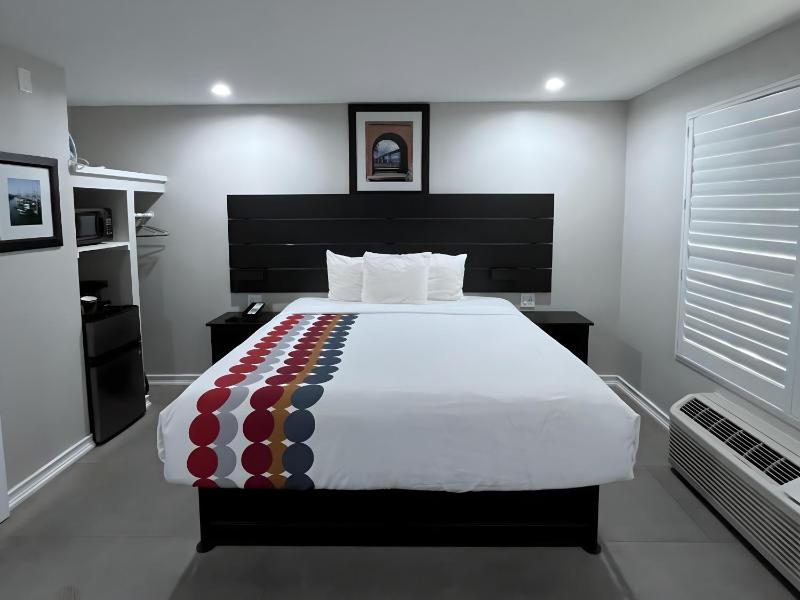Standard Room with King Bed image 2