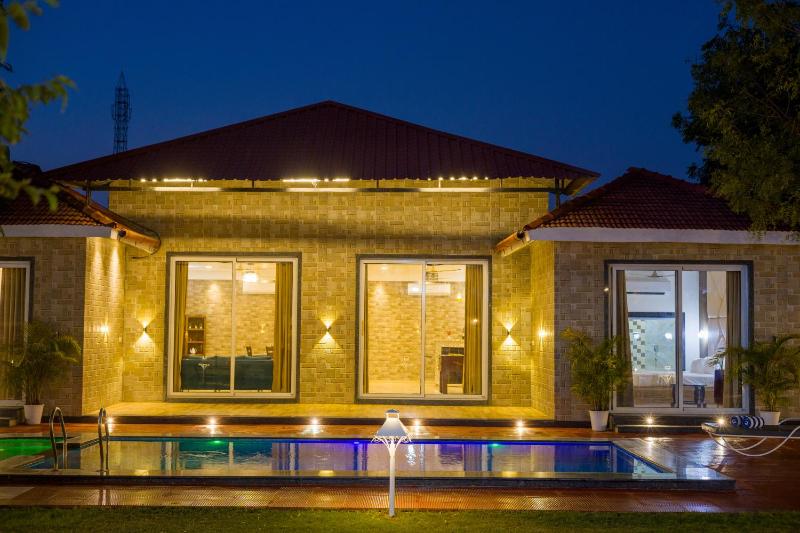 Alaya Stays 5 BHK Roohmon's Farm with Private Pool - image 1