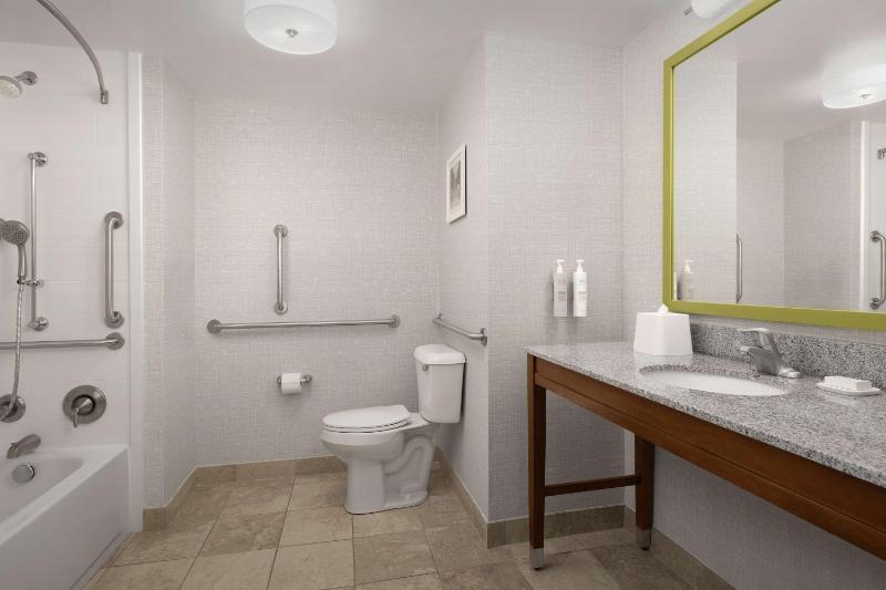 Queen Room with Two Queen Beds - Mobility and Hearing Access/Non-Smoking image 2
