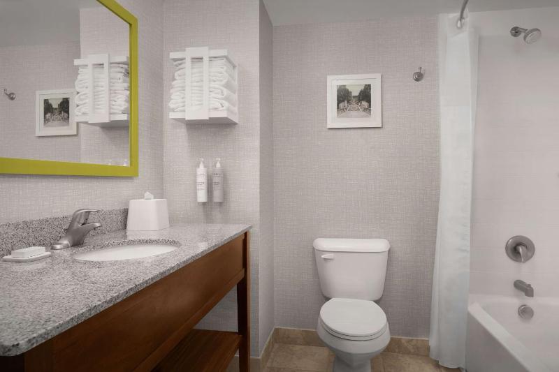 Queen Room with Two Queen Beds (4 Adults) image 2