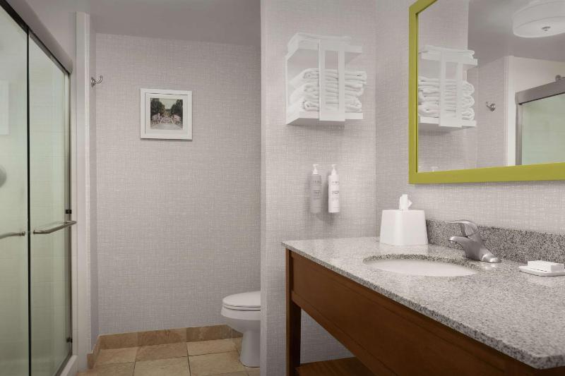 Queen Room with Two Queen Beds - Hearing Access/Non-Smoking image 2