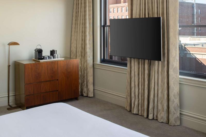 Corner King Room - City View image 4