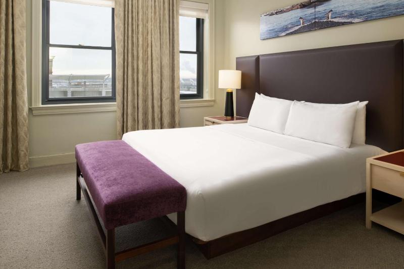 Corner King Suite - City View image 2