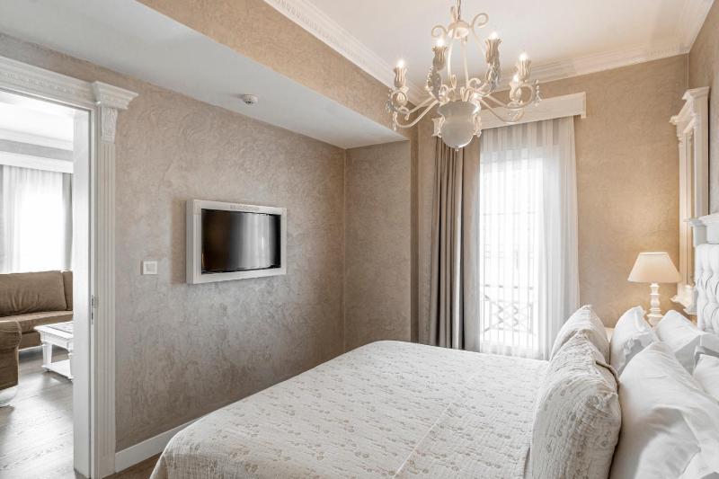 Private Suite with Spa Bath image 3