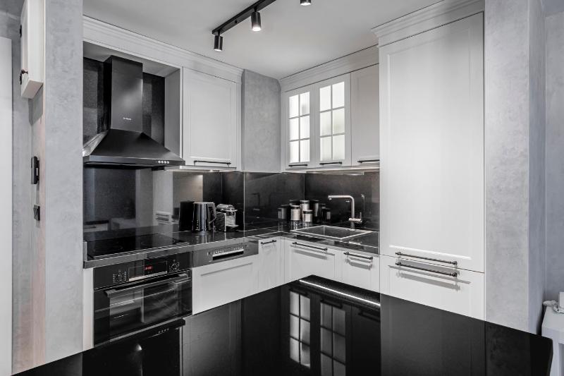 One-Bedroom Deluxe Apartment image 1