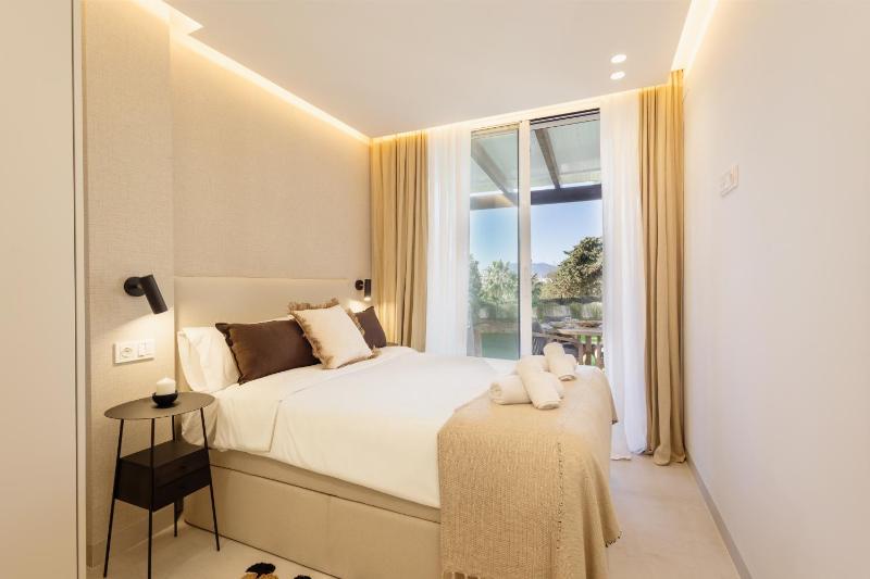 Modern first floor apartment with private terrace garden and barbecue in first line of Aloha Golf in Nueva Andalucía - image 14