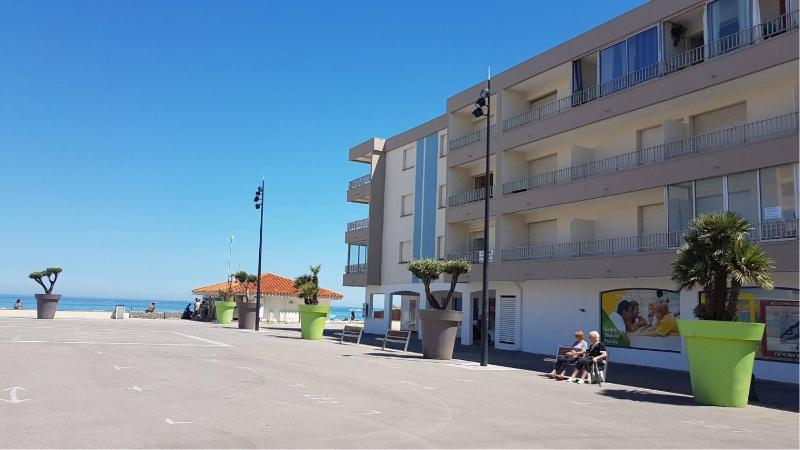Plage commerces et animations pour ce T2 avec parking privatif -4AT30 - image 7