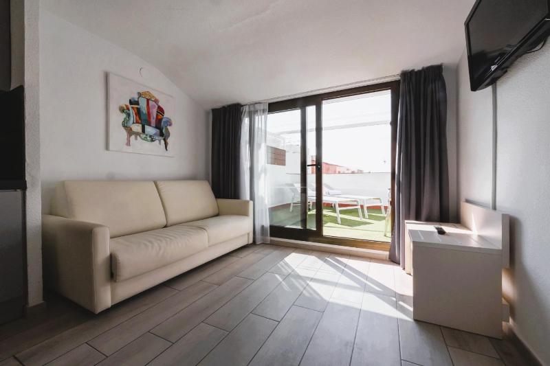 Superior Junior Suite with Pool View image 1