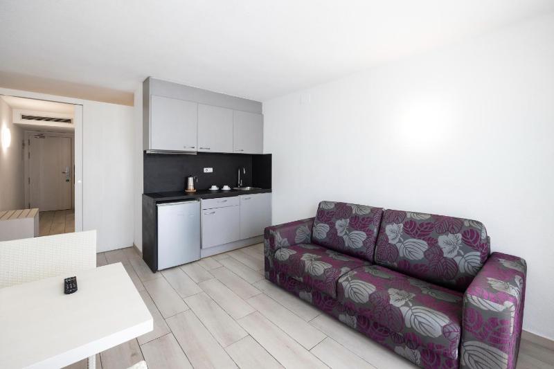 Junior Suite with Pool View image 1