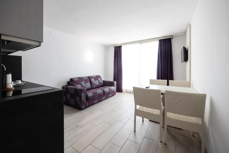 Junior Suite with Pool View image 3