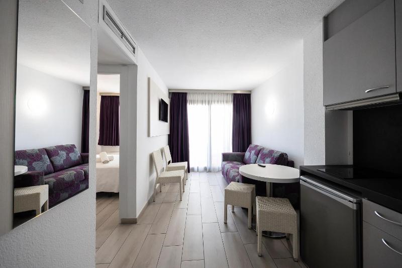 One-Bedroom Apartment image 4