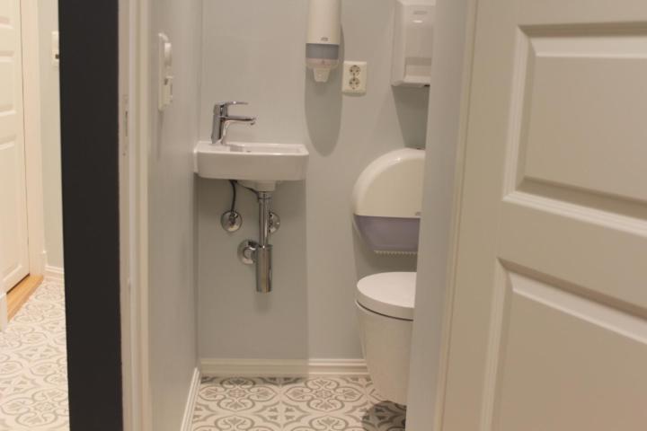 Budget Twin Room with Shared Bathroom image 2