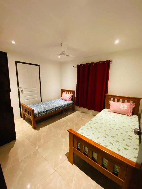 Entire 3 bedroom Fully Furnished House 6 Guests - image 9