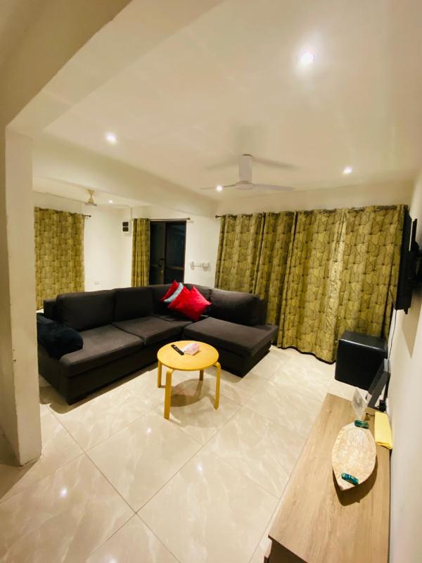 Entire 3 bedroom Fully Furnished House 6 Guests - image 8