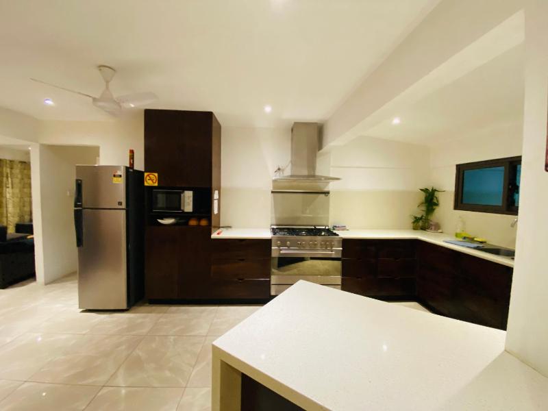Entire 3 bedroom Fully Furnished House 6 Guests - image 3