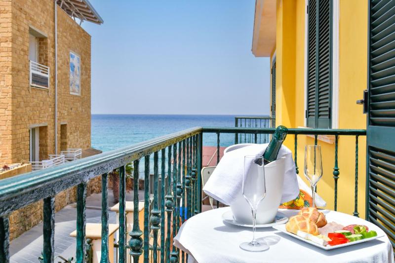 Standard Double Room with Lateral Sea View- Depandance image 2