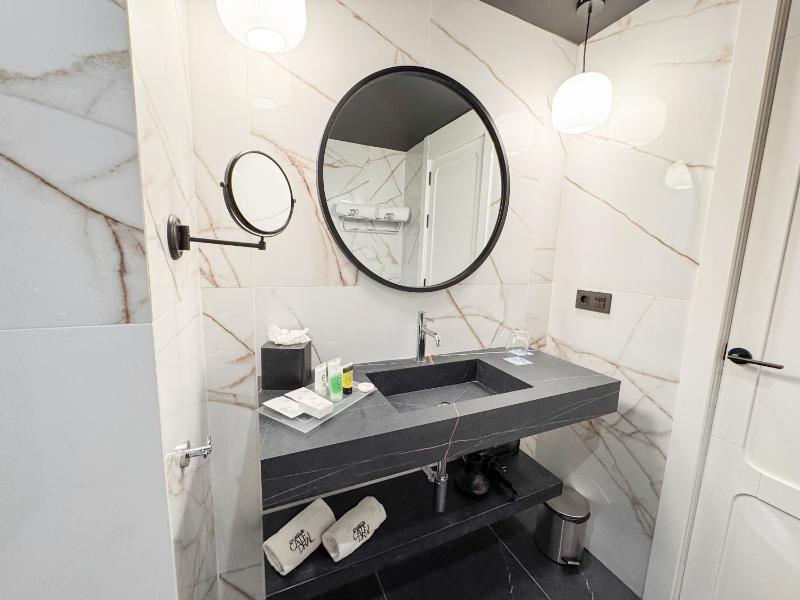 Double or Twin Room with Extra Bed image 4