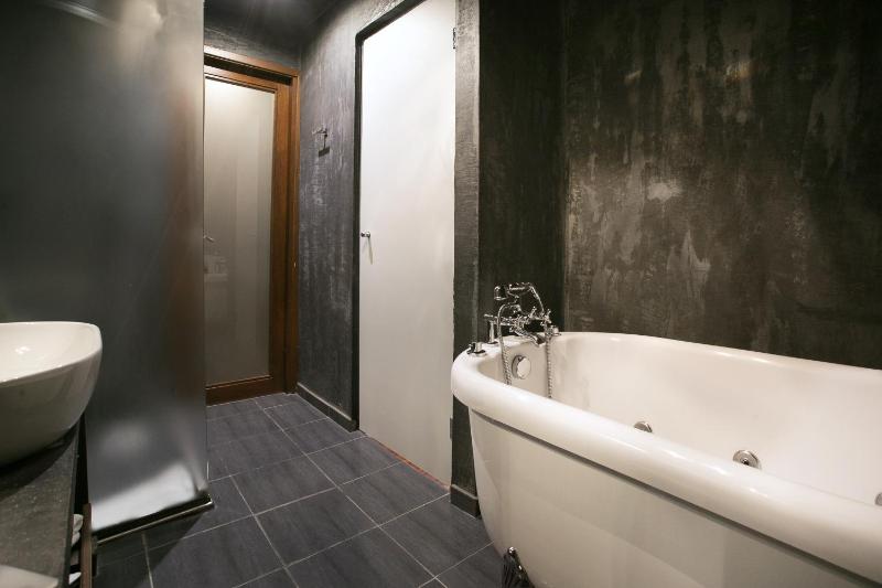 Superior Suite with Hot Tub image 2