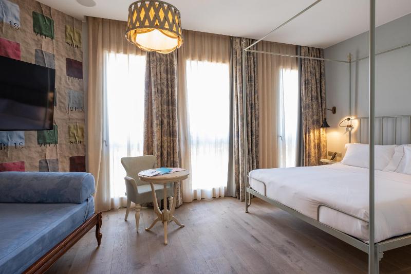 Superior Triple Room image 1
