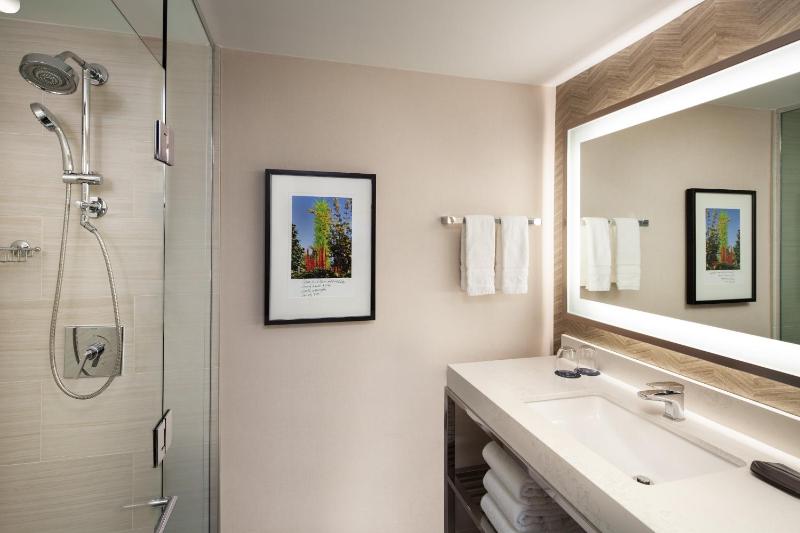 Deluxe, Guest room, 1 King, City view image 2