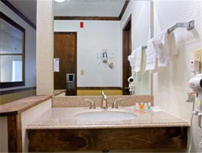 Queen Room - Non-Smoking image 2