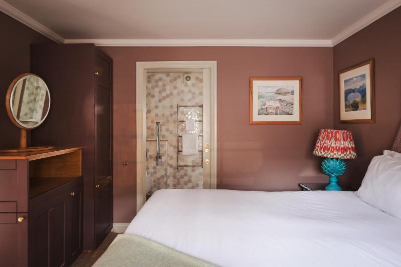 Standard Double Room image 4