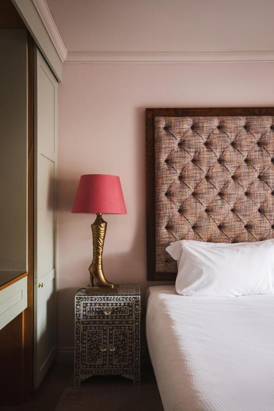 Classic Double Room image 4