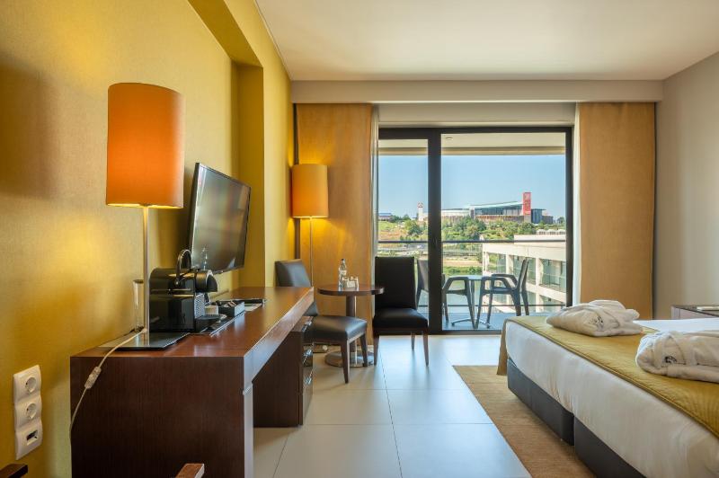 Superior Double Room with Pool View image 4