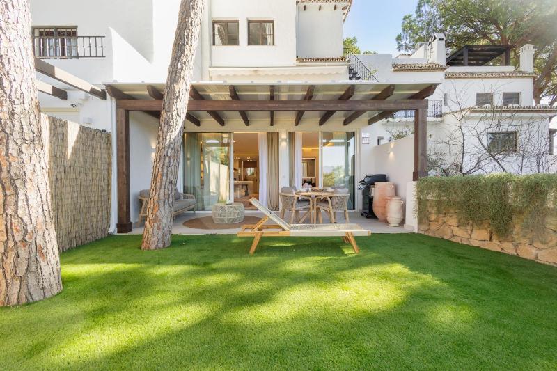 Modern first floor apartment with private terrace garden and barbecue in first line of Aloha Golf in Nueva Andalucía - image 16