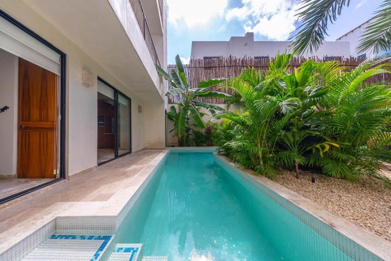 2 BR with Direct Walk-out to Pool Sauna and Gym - image 34