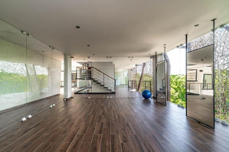 2 BR with Direct Walk-out to Pool Sauna and Gym - image 23