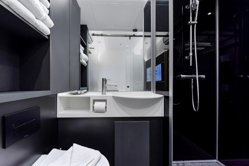 Queen Room without Window image 2