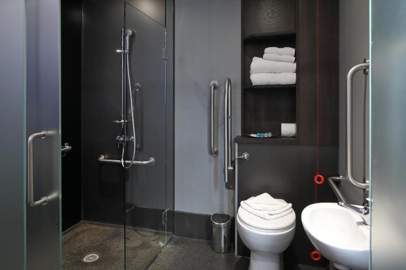 Queen Room - Disability Access image 3