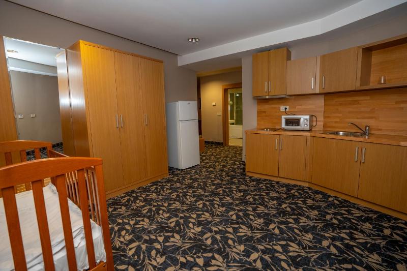 Deluxe Family Room image 4