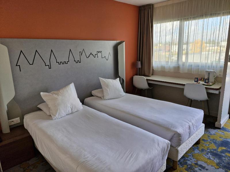 Adjacent Rooms image 3
