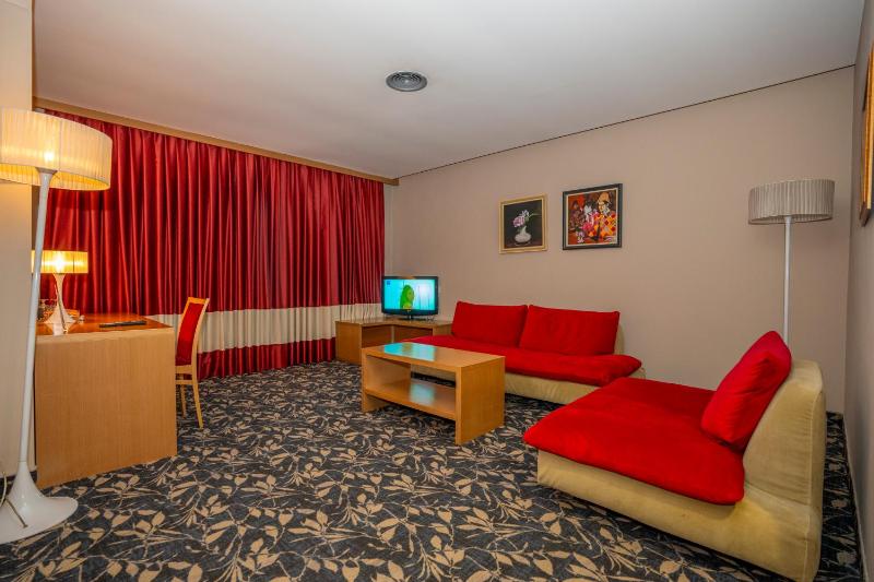 Deluxe Family Room image 3