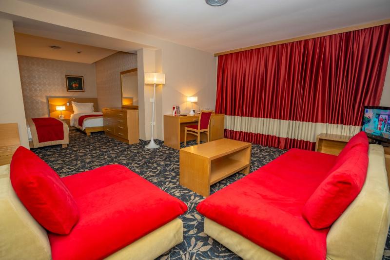 Deluxe Family Room image 2
