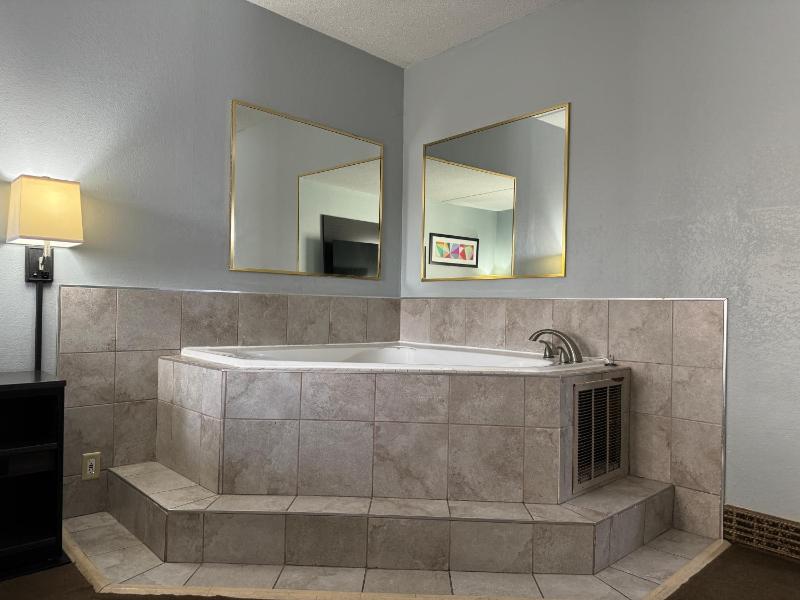 Deluxe King Suite with Spa Bath image 4