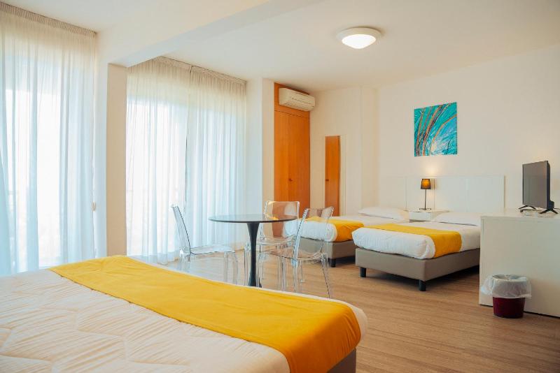 Standard Quadruple Room with View image 1