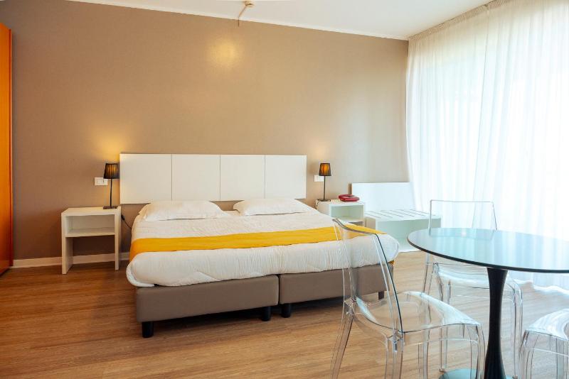 Standard Quadruple Room with View image 3
