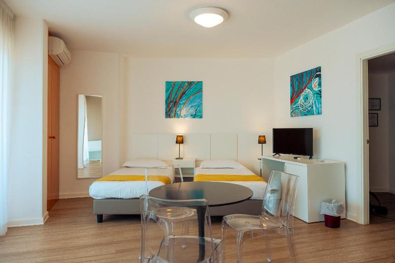 Standard Quadruple Room with View image 4